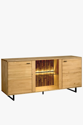 Dlhá komoda so sklom a dvierkami na kovových nohách